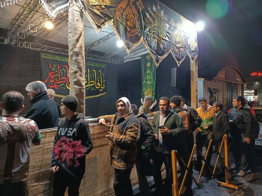 پذیرایی از عزاداران فاطمی به سبک موکب داران + تصاویر