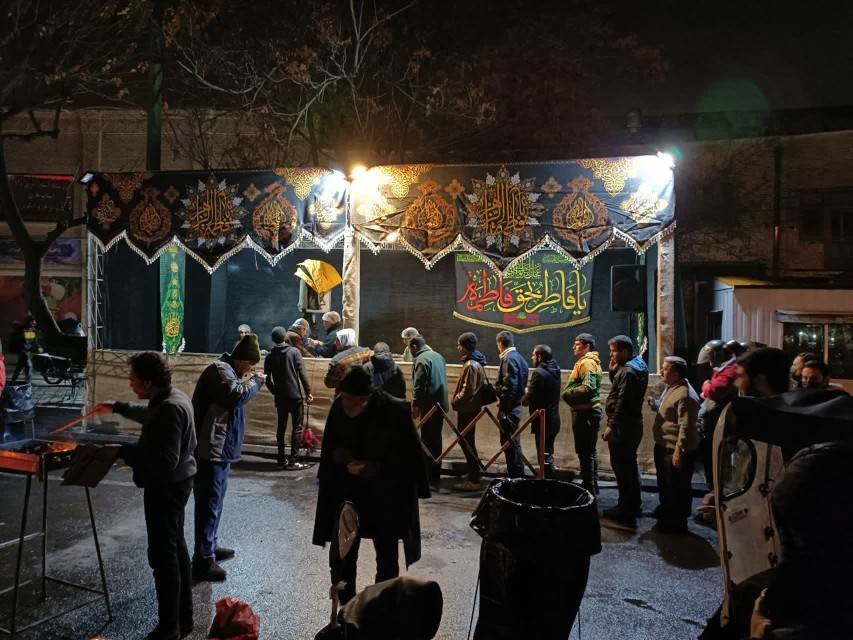 پذیرایی از عزاداران فاطمی به سبک موکب داران + تصاویر