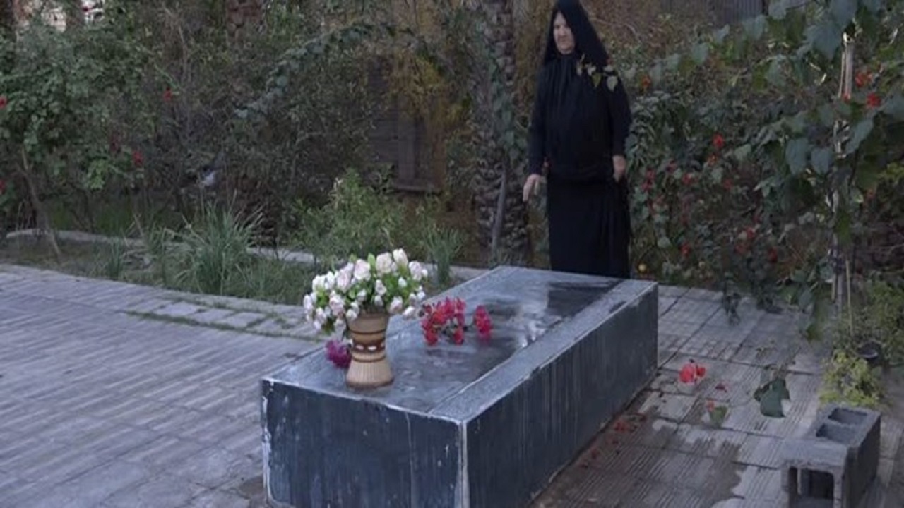 ماجرای زن بمی که در کنار مزار همسر و دخترش زندگی می‌کند
