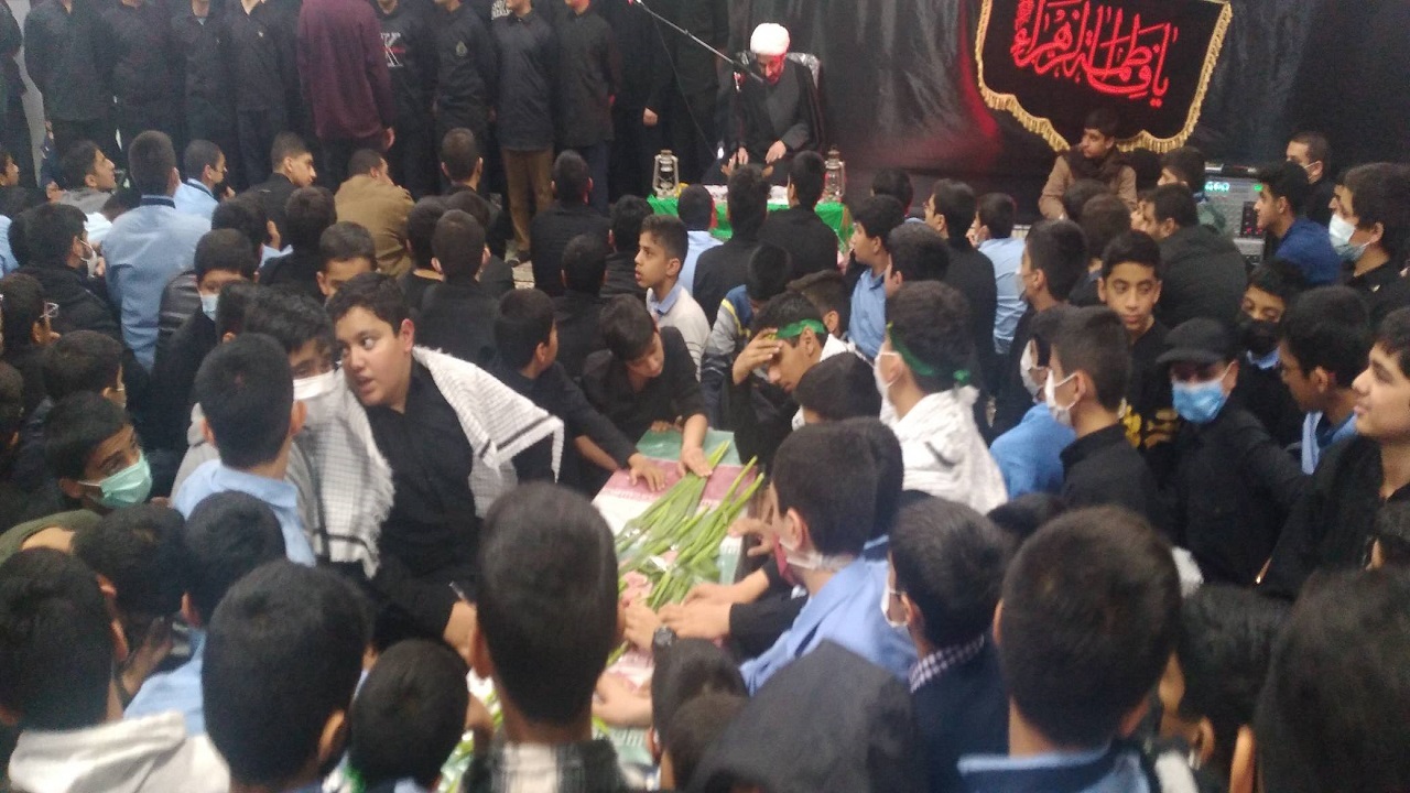 وداع دانش آموزان زاهدانی با پیکرمطهر شهید گمنام
