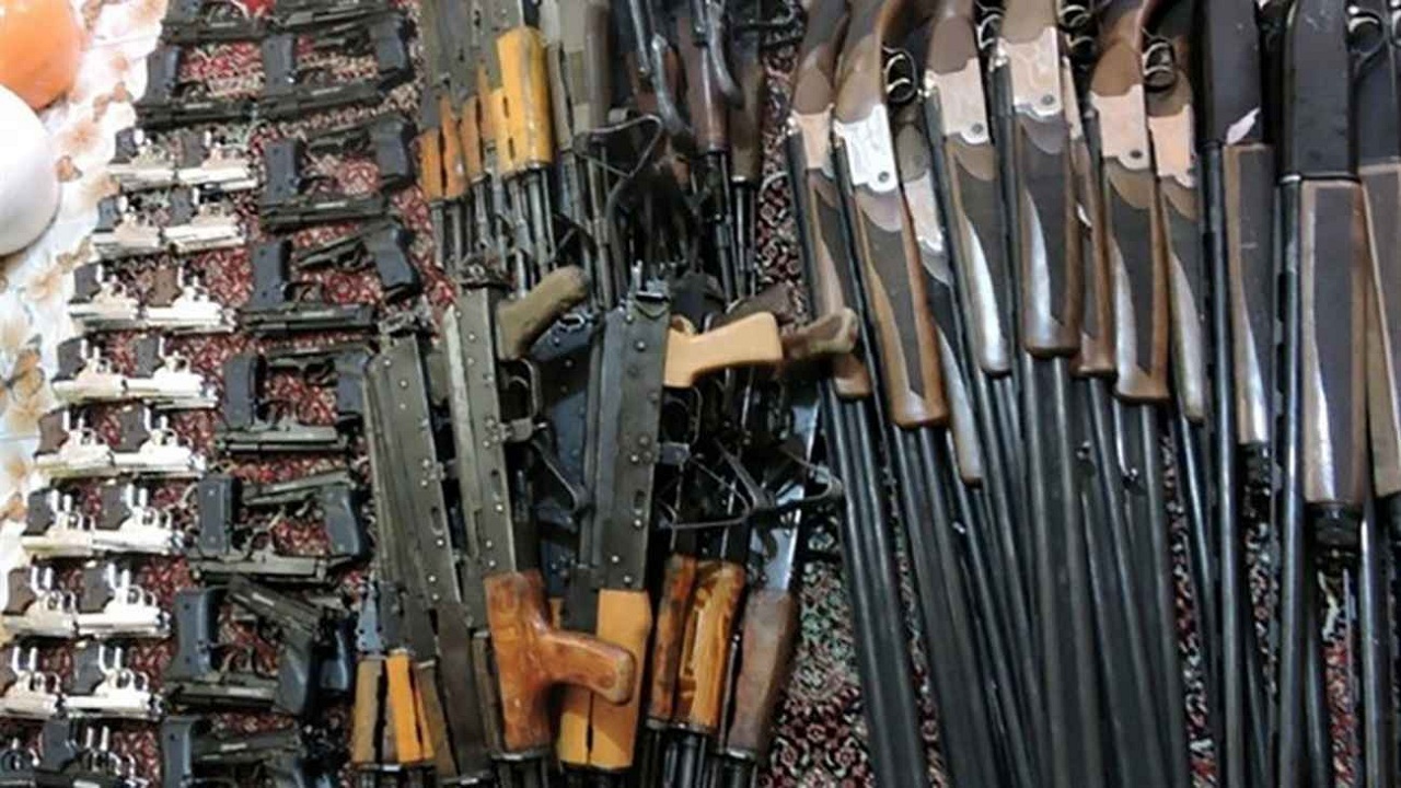 کشف بیش از ۱۲۰۰ قبضه اسلحه جنگی و شکاری در آذربایجان غربی