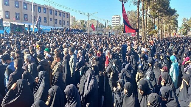 خیل عظیم عاشقان در تشییع پیکر ۶ شهید گمنام در بیرجند