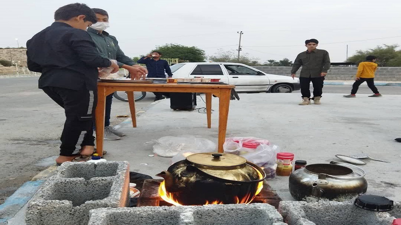 پذیرایی موکبداران روستای پشتو از عزاداران فاطمی + تصاویر