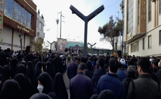 تشییع پیکر شهدای گمنام بر دوش مردم سنندج تشییع پیکر شهدای گمنام بر دوش مردم سنندج