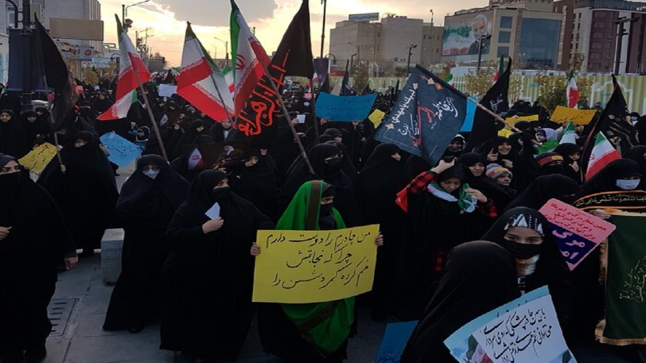 بانوان قمی در حمایت از حجاب و عفاف راهپیمایی کردند