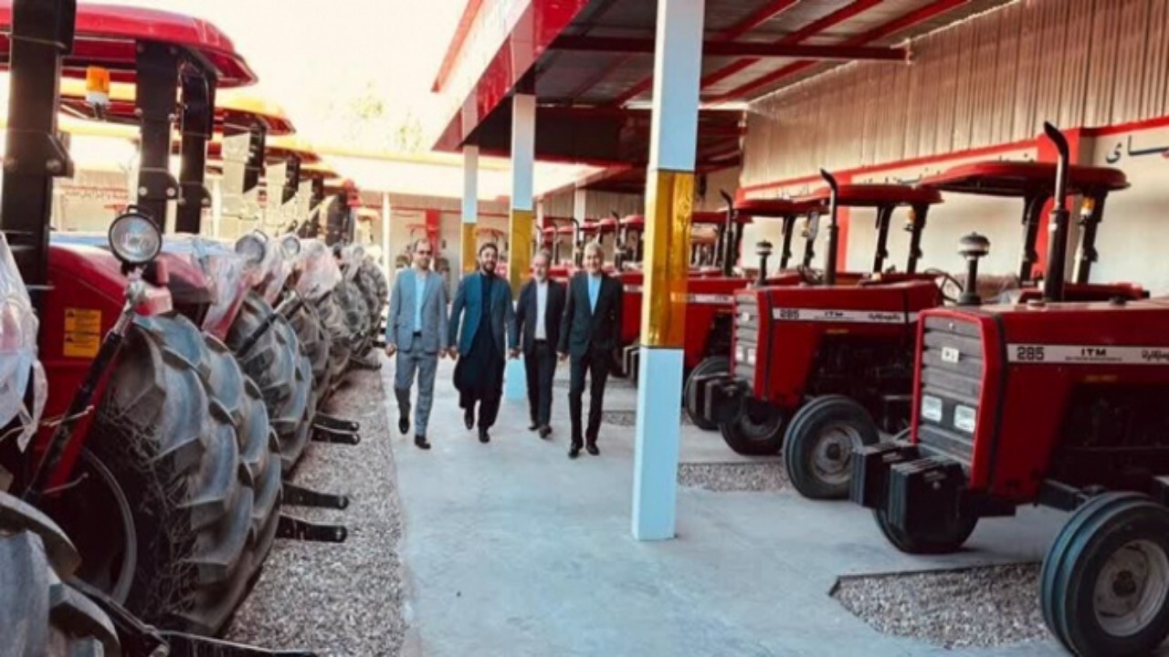 کشاورزان افغانستانی از تراکتورهای ایران استقبال کردند