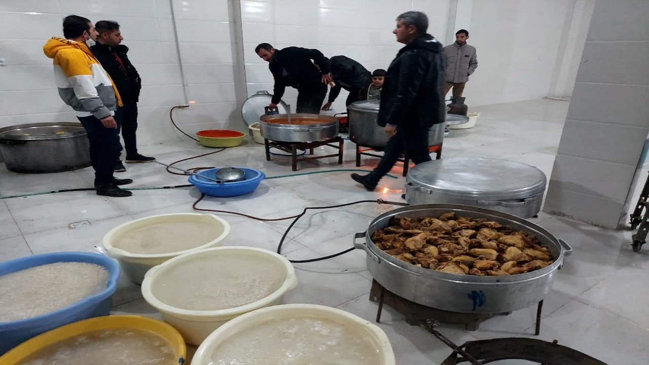 طبخ و توزیع دو هزار پرس غذای نذری در شهرستان لردگان