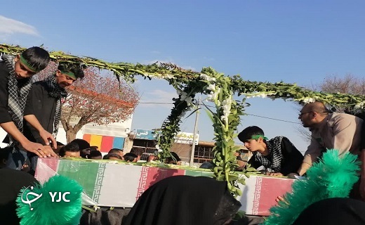استقبال باشکوه یزدی&zwnj;ها از لاله&zwnj;های زهرایی/ ۱۵ شهید خوشنام در استان یزد آرام گرفتند+تصویر