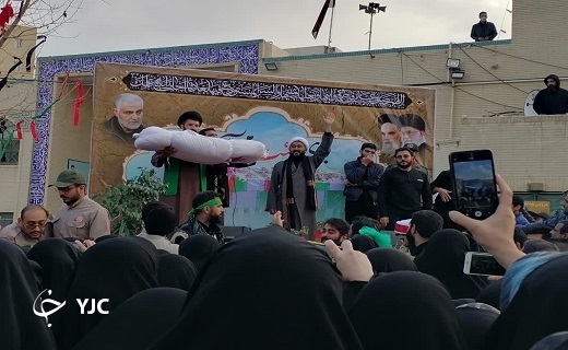 استقبال باشکوه یزدی&zwnj;ها از لاله&zwnj;های زهرایی/ ۱۵ شهید خوشنام در استان یزد آرام گرفتند+تصویر