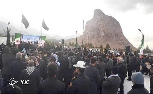 استقبال باشکوه یزدی&zwnj;ها از لاله&zwnj;های زهرایی/ ۱۵ شهید خوشنام در استان یزد آرام گرفتند+تصویر