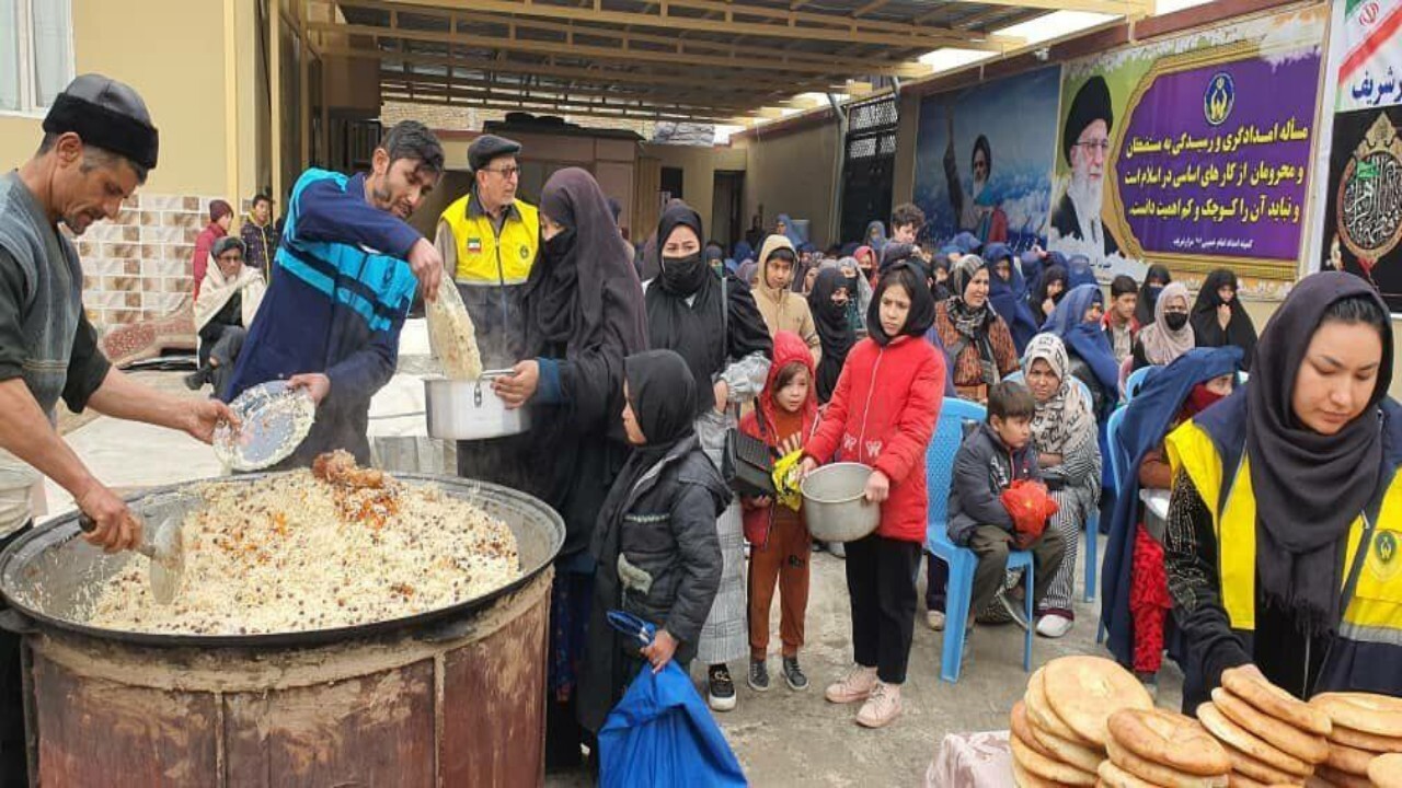 سرکنسولگری ایران در مزارشریف غذای گرم توزیع کرد + تصاویر