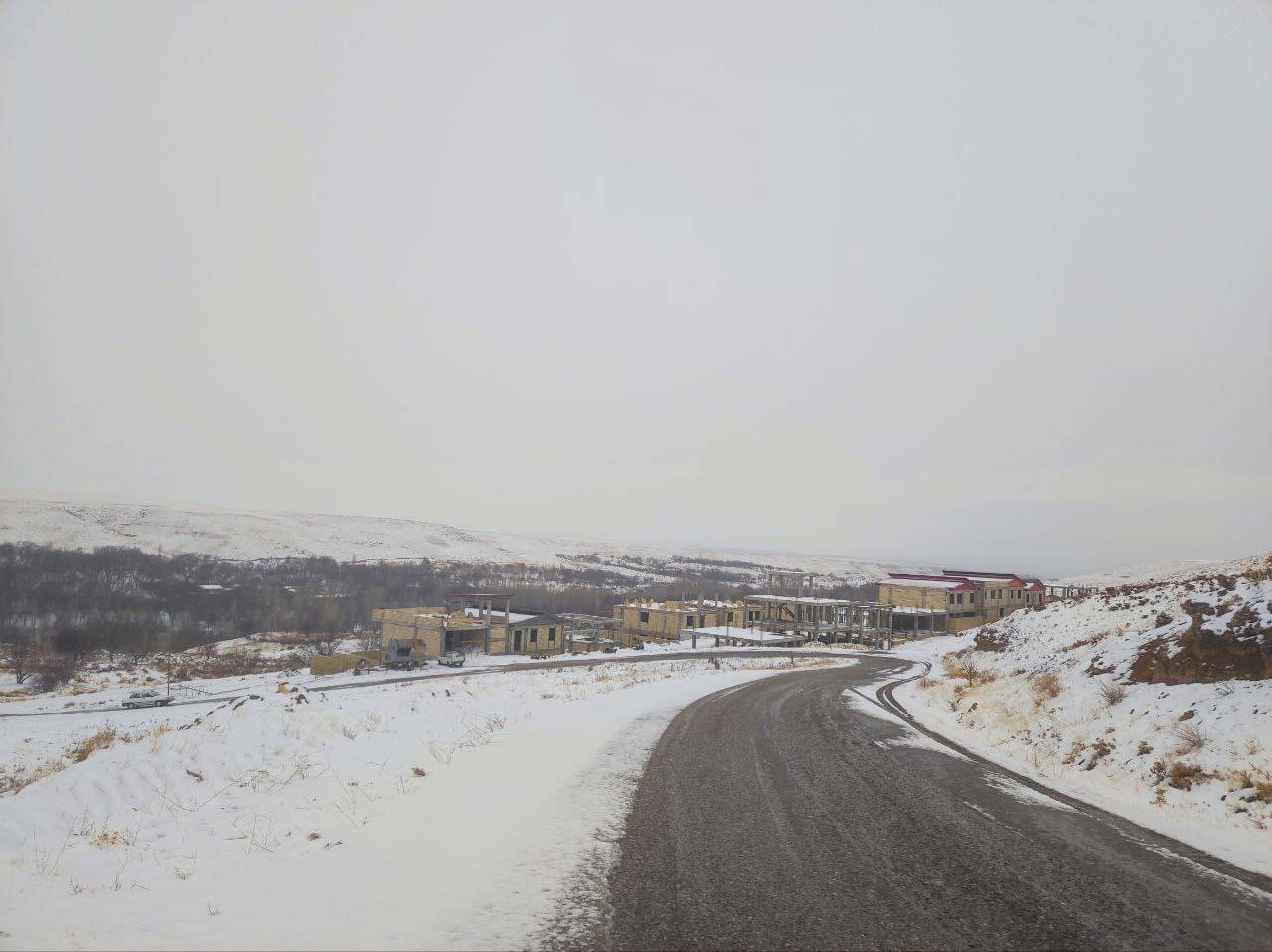 روستای توآباد با بارش برف، رخت سپید بر تن کرد + تصاویر