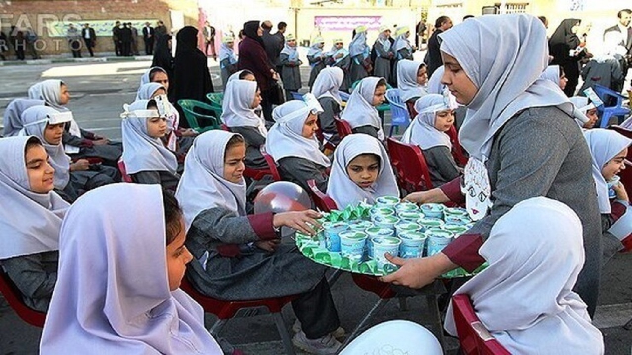 طرح «تغذیه رایگان دانش‌آموزان» در مدارس محروم ملایر در حال انجام است