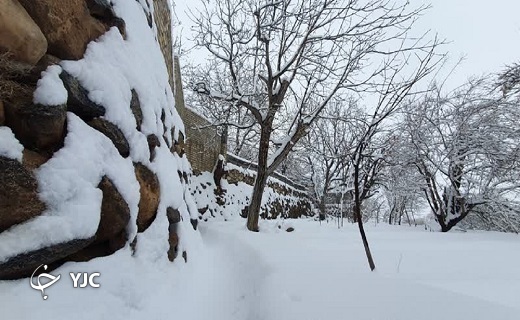 بارش برف در روستای دره شیر یزد+ تصاویر