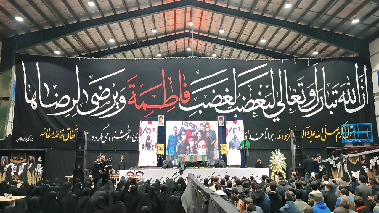 خاکسپاری یک شهید گمنام در دانشکده فنی و حرفه‌ای منتظری مشهد