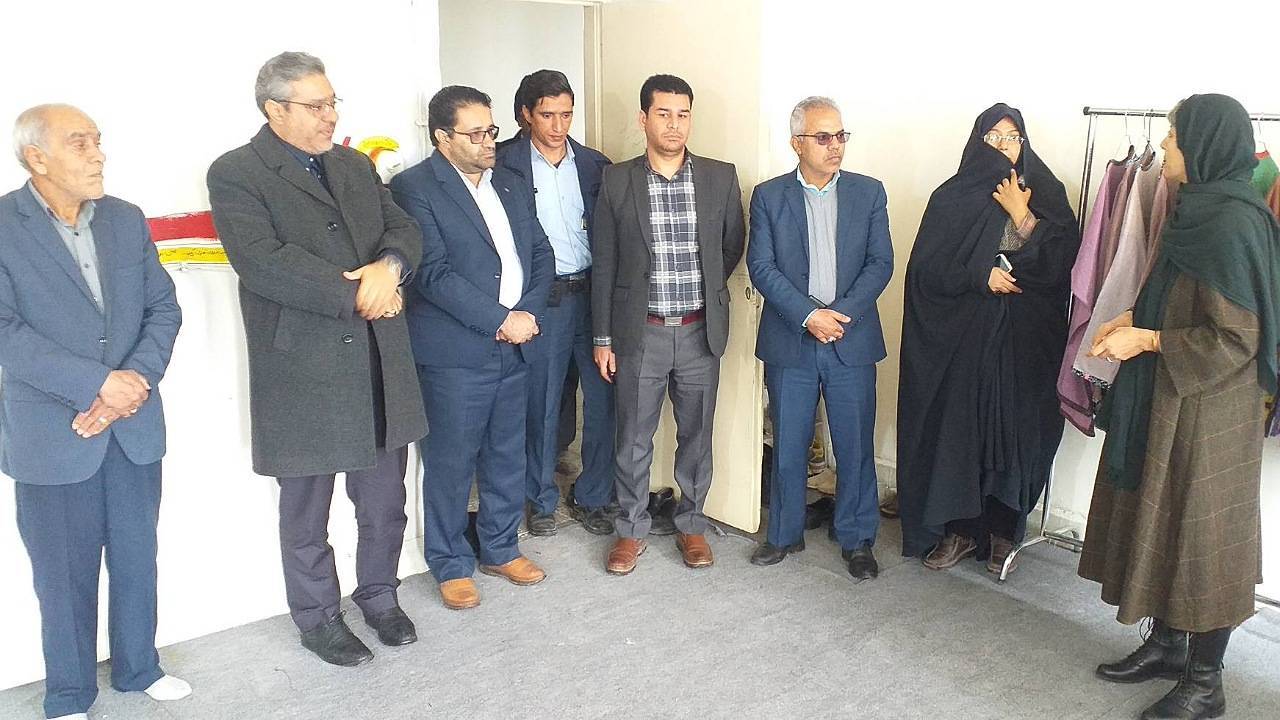 قول مساعد معاون صنایع دستی کرمان برای حمایت از کارگاه تولید پارچه روشا