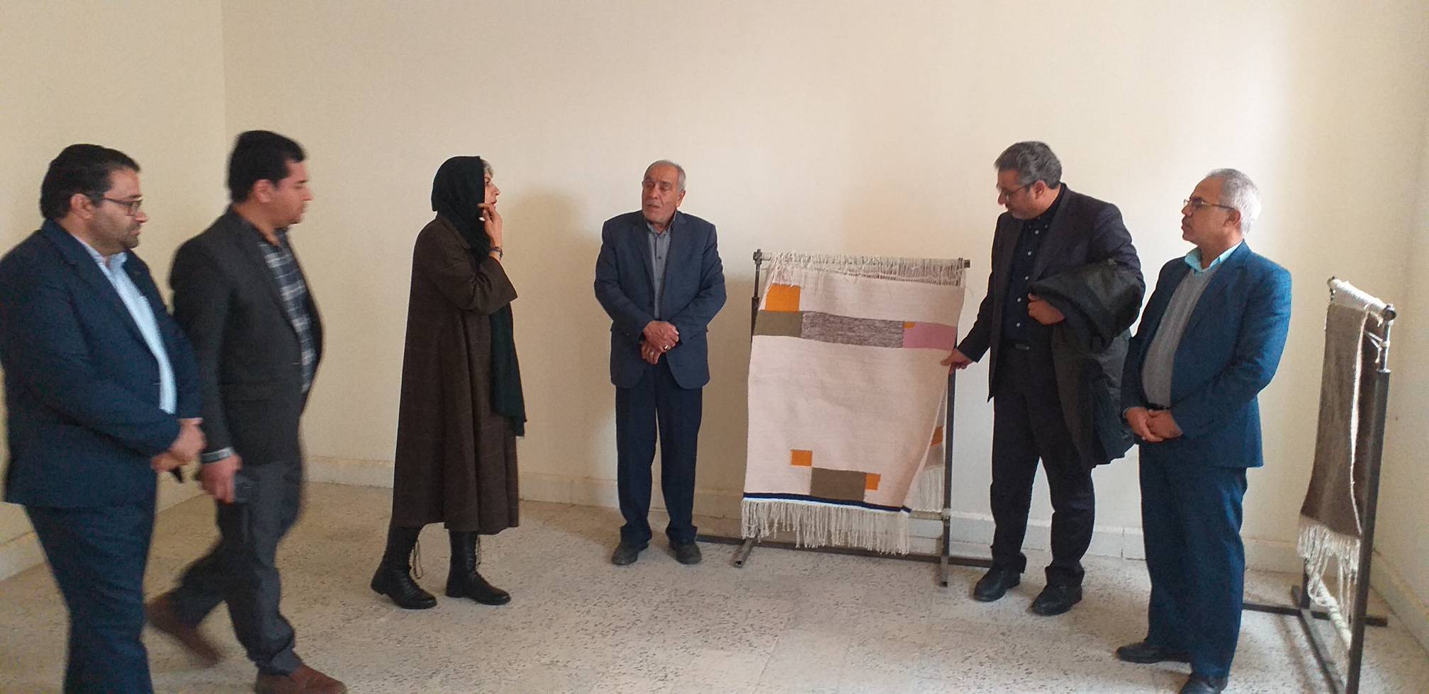قول مساعد معاون صنایع دستی کرمان برای حمایت از کارگاه تولید پارچه روشا