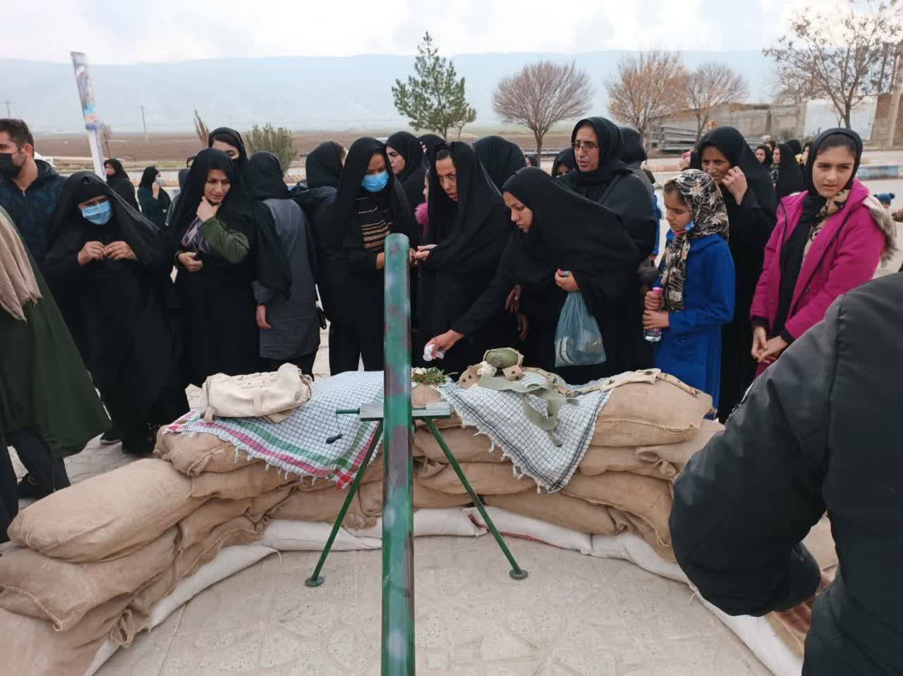 برپایی نمایشگاه خیابانی در ایام فاطمیه برپایی نمایشگاه خیابانی در رومشکان به روایت تصاویر