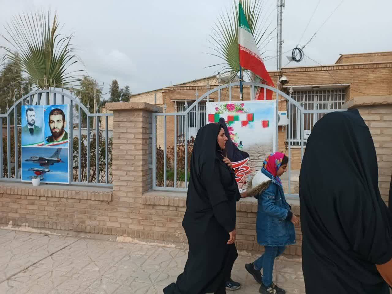 نمایشگاه در ایام فلطمیه برپایی نمایشگاه خیابانی در رومشکان به روایت تصاویر