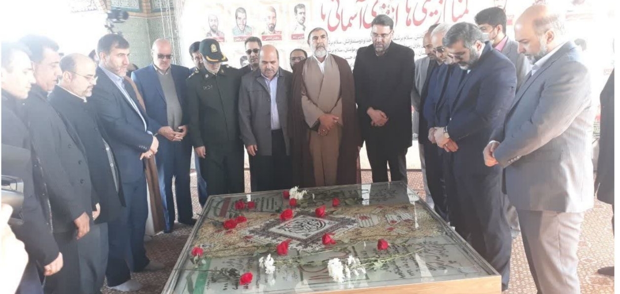 ادای احترام وزیر فرهنگ و ارشاد اسلامی به شهدای گمنام ادای احترام وزیر فرهنگ و ارشاد اسلامی به شهدای گمنام