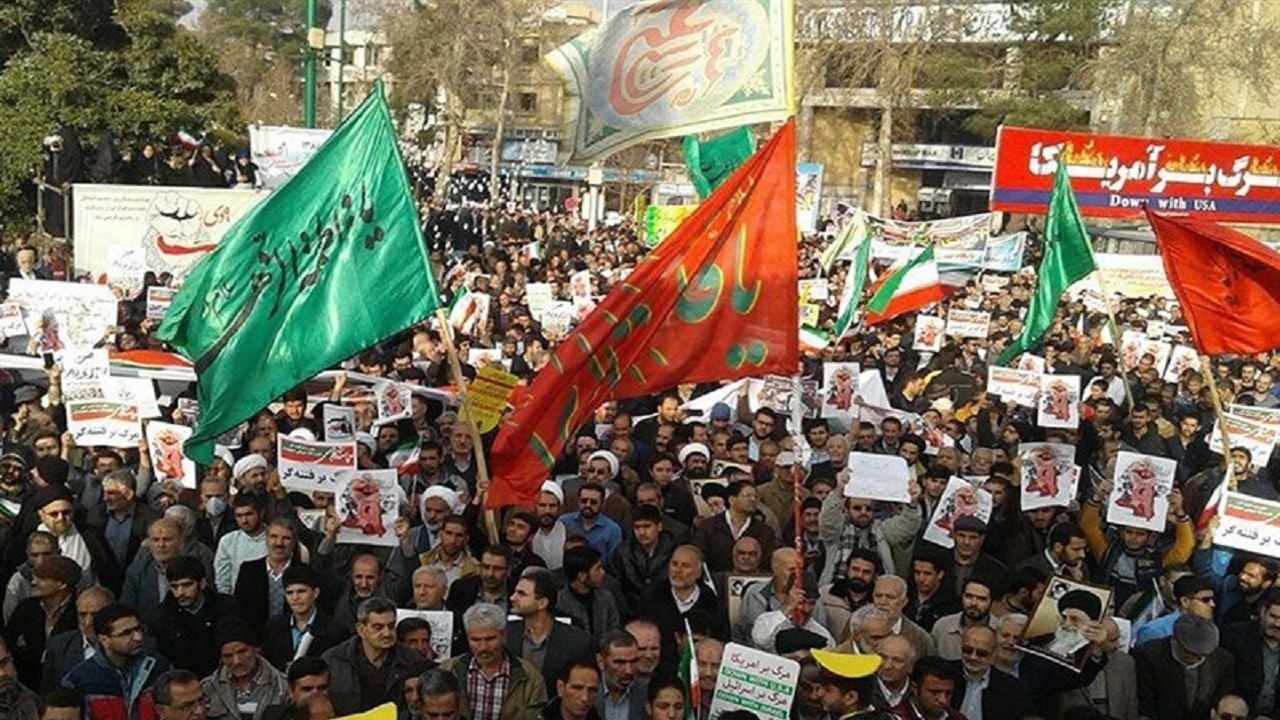 مردم قم در سالروز حماسه ۹ دی راهپیمایی می‌کنند