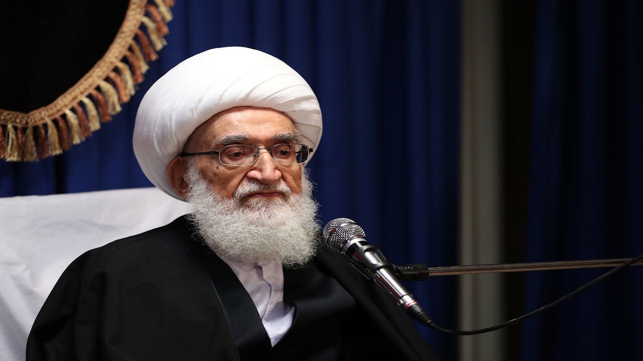 علما، مسلمین را نسبت به توطئه‌های دشمنان دین و قرآن آگاه سازند