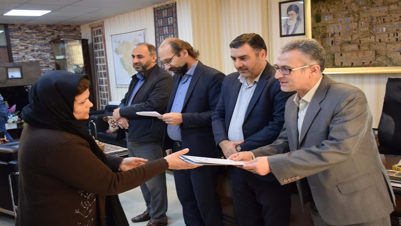 تجلیل از برگزیدگان جشنواره دست‌آفرین‌های هنر ایرانی در کردستان