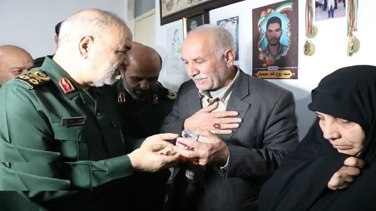 دیدار سردار سلامی با خانواده شهید عجمیان