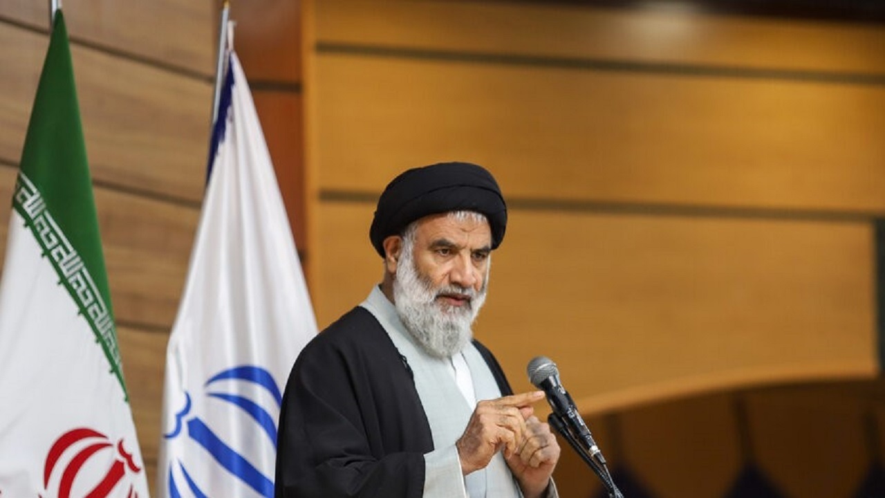 مسئولان علت آشفتگی بازار را برای مردم توضیح دهند