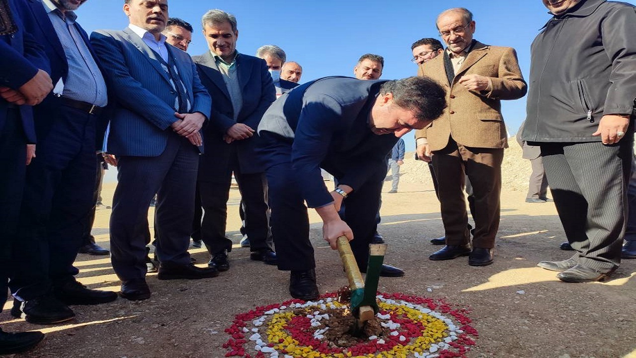 کلنگ زنی نیروگاه خورشیدی در نهاوند
