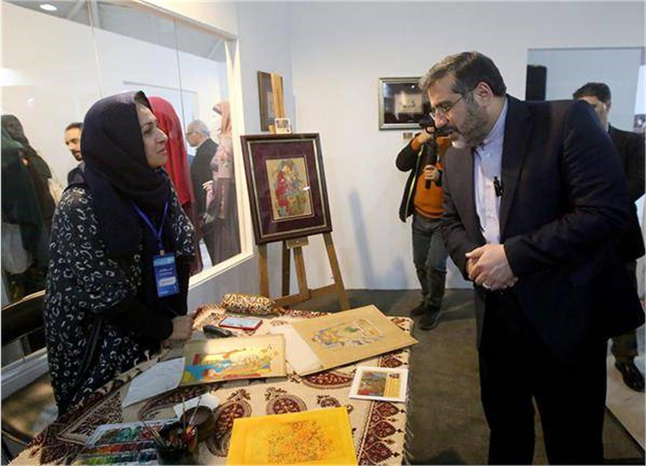 وزیر فرهنگ از سرای «فرهنگ و هنر» نمایشگاه بانوان تاثیرگذار بازدید کرد