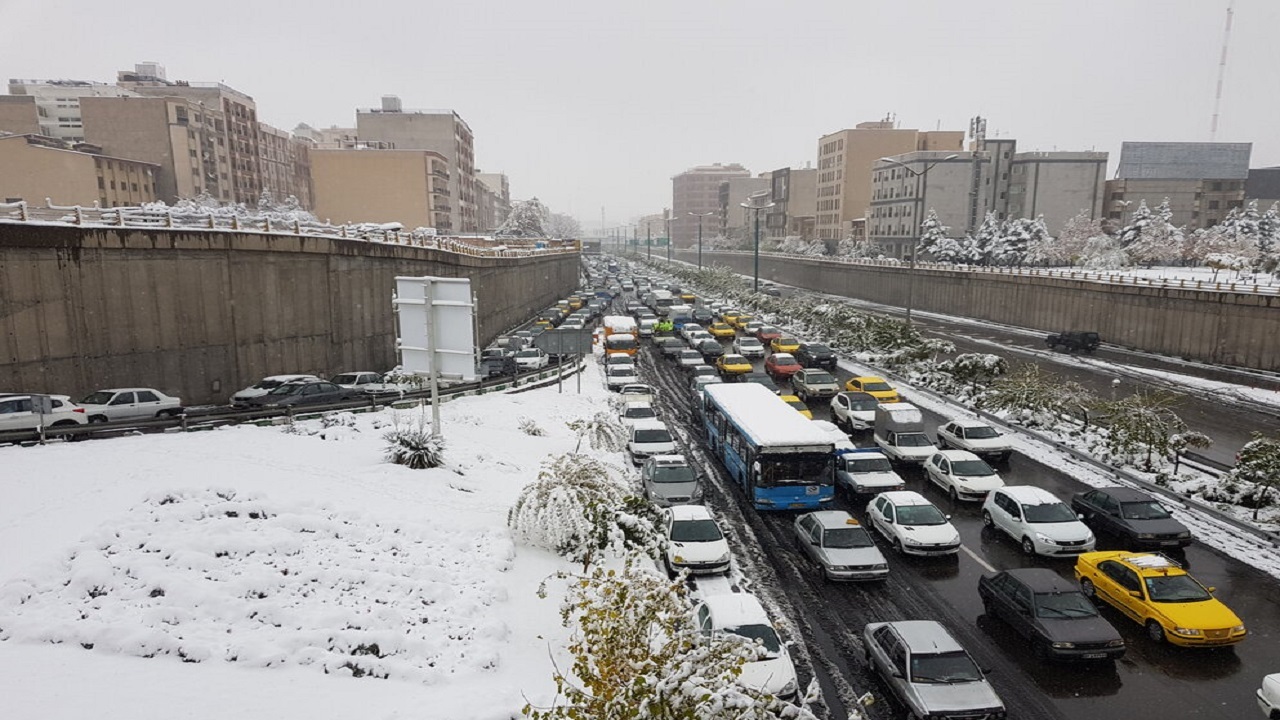 ترافیک سنگین در آزادراه تهران – پردیس/بارش برف در ١٥ استان