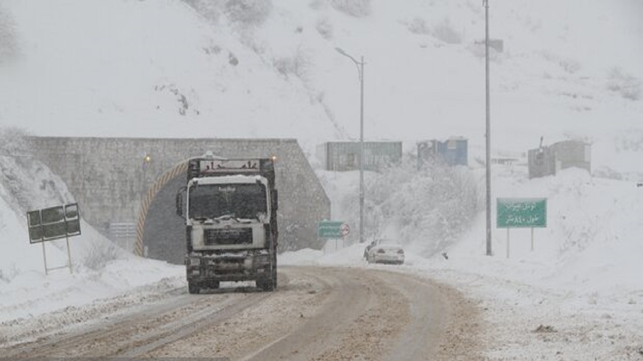 محورهای غرب و جنوب اصفهان برفی است