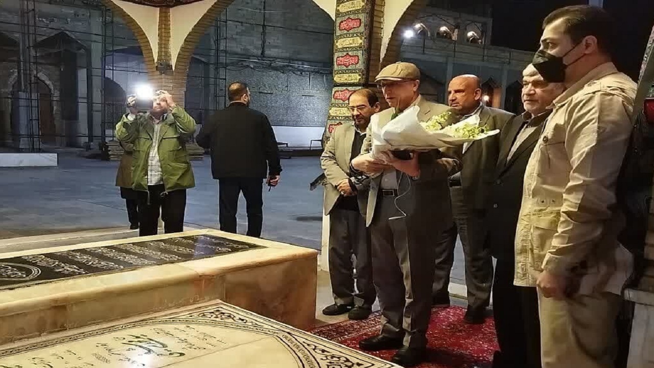 ادای احترام وزیر علوم به مقام شامخ شهدای گمنام مدفون در حرم مطهر علی ابن مهزیار اهوازی