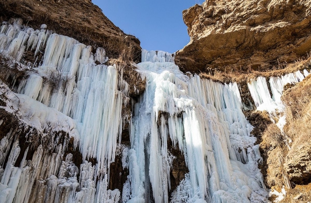 آبشار یخ زده روستای پرمهر + فیلم