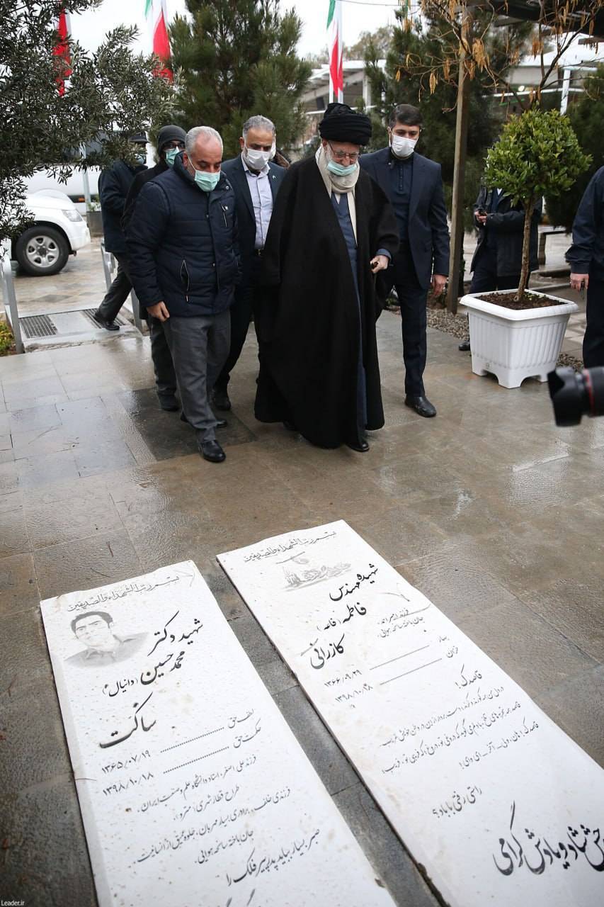 حضور رهبر انقلاب بر سر مزار دو تن از شهدای سانحه هواپیمای اوکراینی