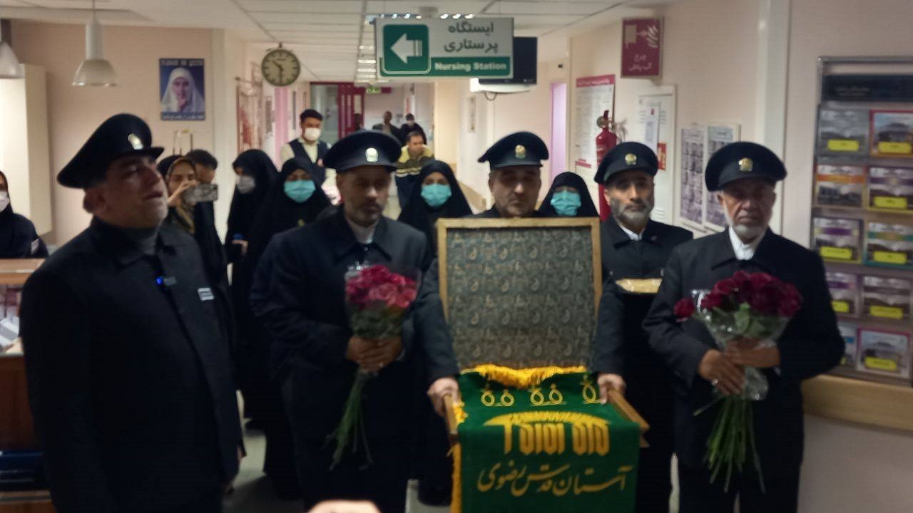 اهدای متبرکات رضوی به نوزادان تازه متولد شده در مشهد