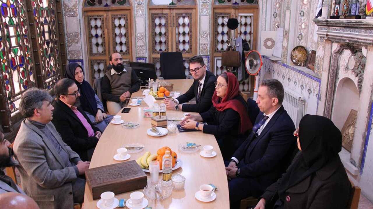 سفیر رومانی در دانشگاه هنر اصفهان