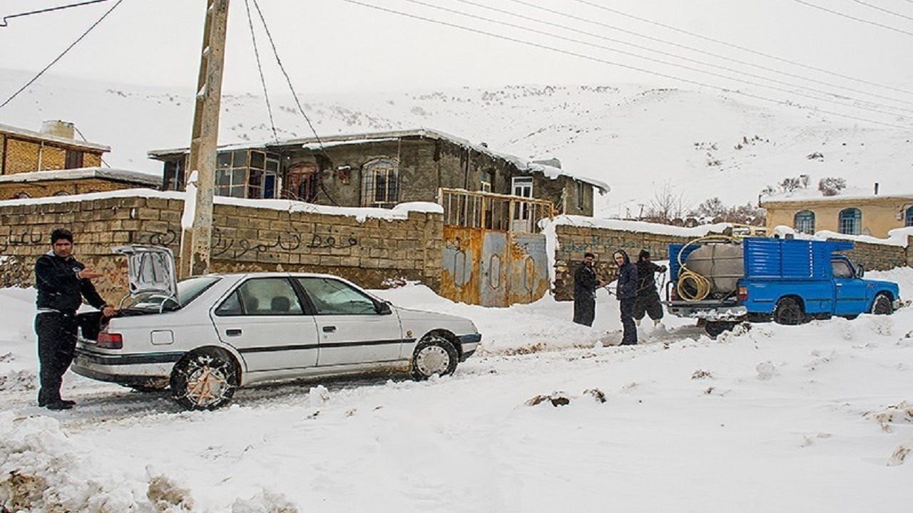 برف، برق ۲۱ روستای ملایر را قطع و راه ارتباطی ۴۸ روستا را مسدود کرد