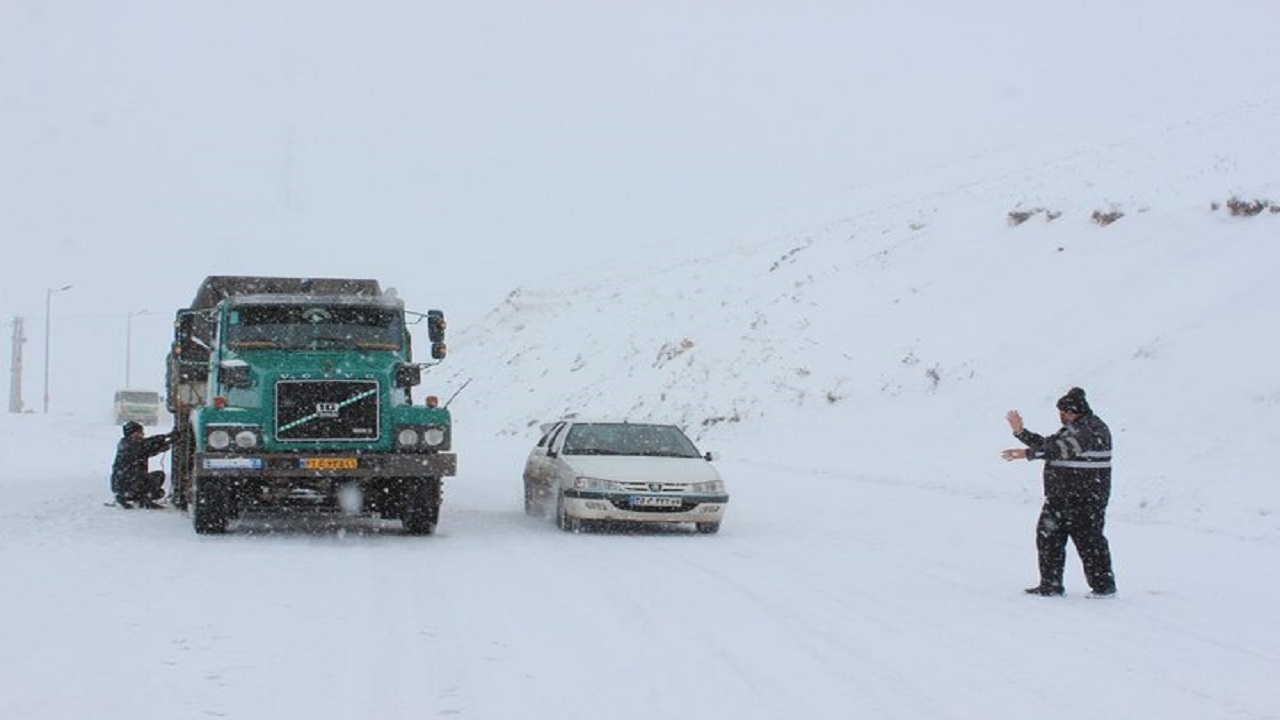 مسدودی محور دندی به تکاب با بارش برف و کولاک