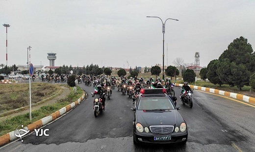 استقبال نمادین از ورود تاریخی حضرت امام به کشور و نواختن زنگ انقلاب در گلستان + تصاویر