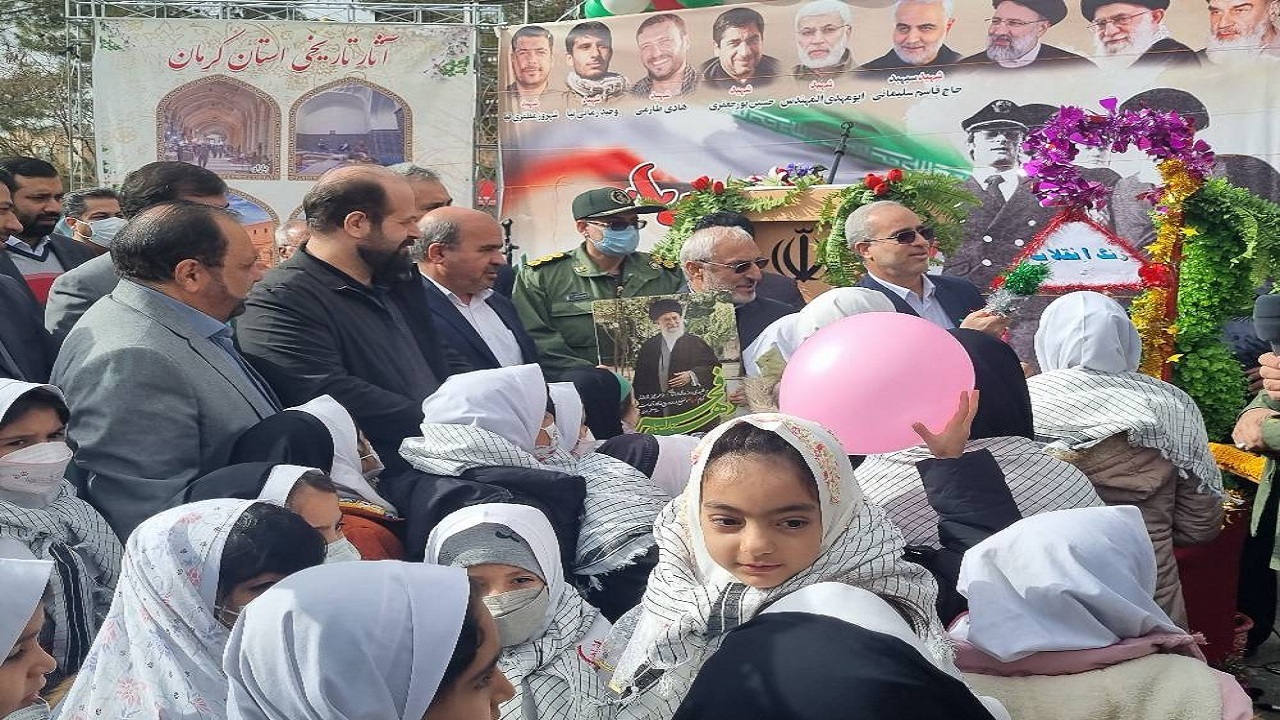 زنگ انقلاب در مدارس استان کرمان نواخته شد
