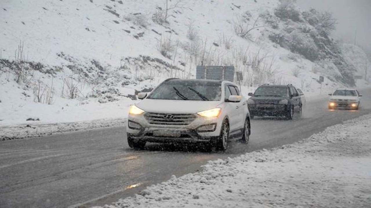 بازگشایی محور هراز پس از بارش سنگین برف؛ جاده چالوس همچنان بسته است + فیلم