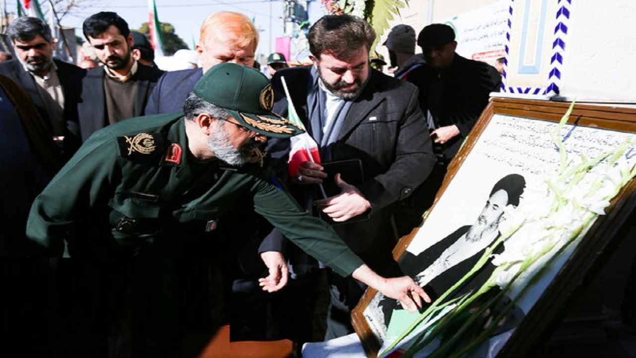 بیت امام خمینی (ره) در شهر قم گلباران شد