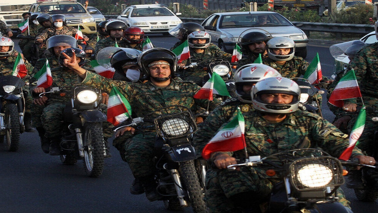 رژه موتورسواران همزمان با فرارسیدن دهه فجر در مشهد برگزار شد