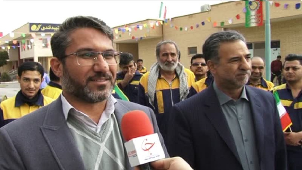 نواختن زنگ انقلاب  در جمع کارگران استان یزد