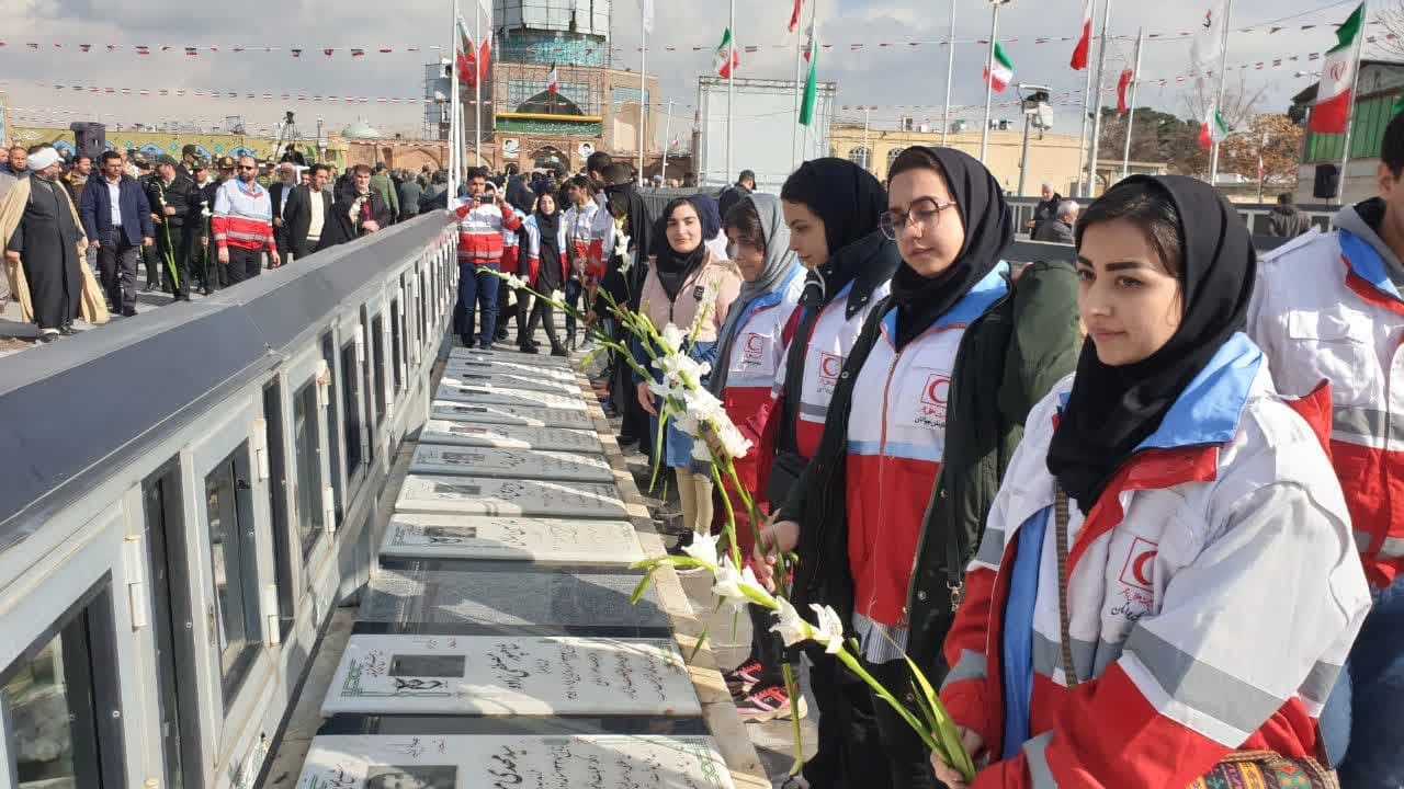 گلباران مزار شهدا و نواختن زنگ انقلاب در نخستین روز دهه فجر