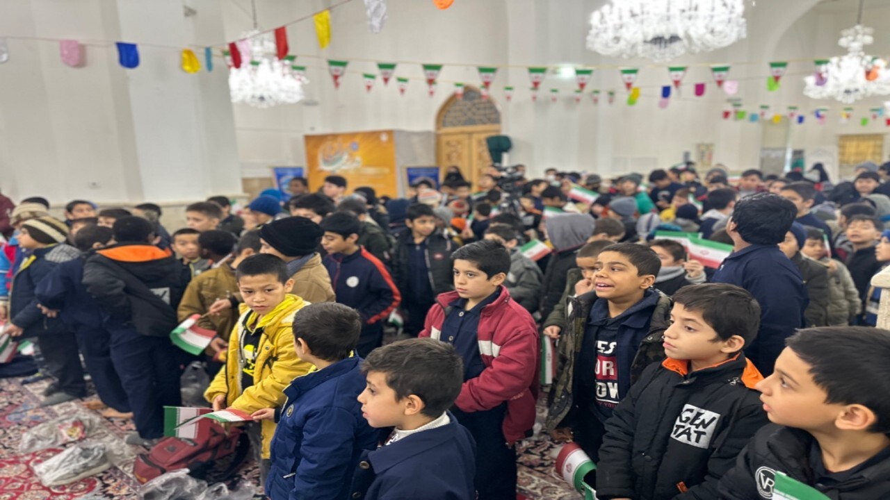 حدود ۲۰۰ کودک غیر ایرانی آغاز دهه فجر را در حرم رضوی جشن گرفتند + فیلم