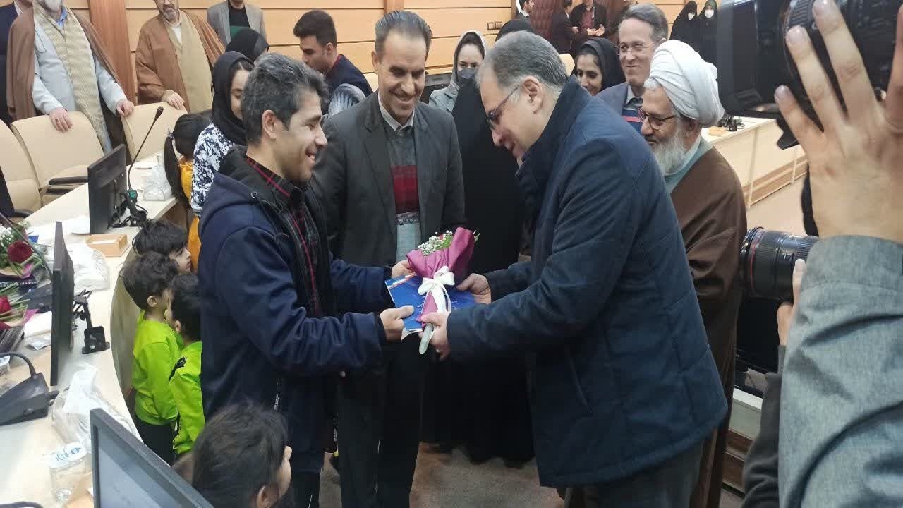 خانواده‌های زنجانی دارای چهارقلو در دهه مبارک فجر صاحب خانه شدند