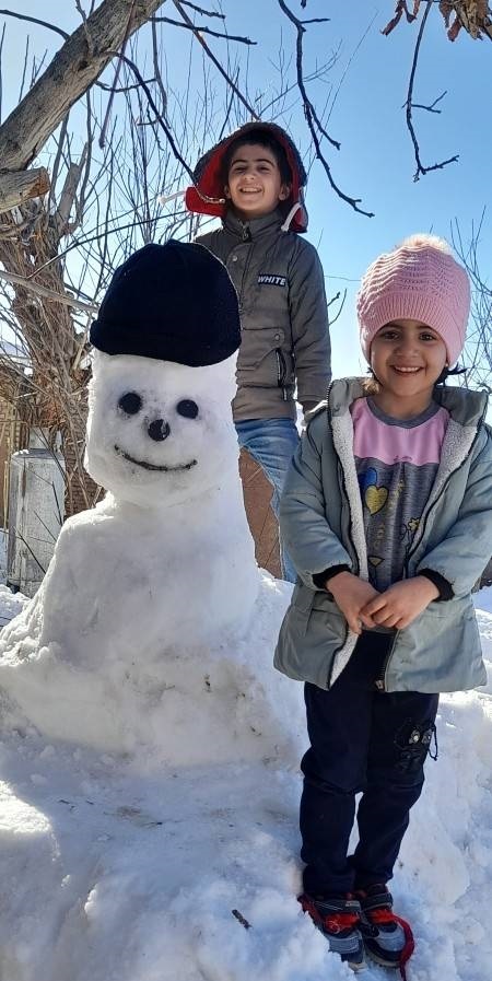 شادی کودکان در کنار آدم برفی